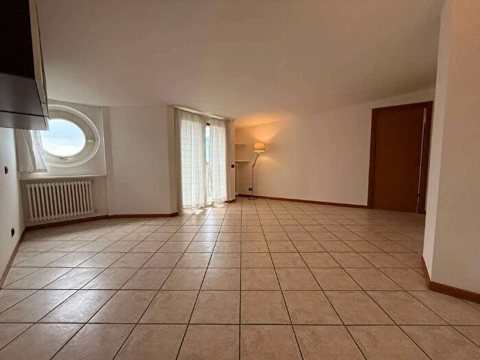 Appartamento trilocale in affitto in Via Milano Cantu, Cantu