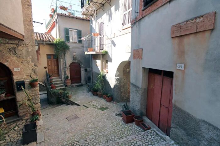 Appartamento trilocale in vendita in Via Porta Posterla, Poggio Catino