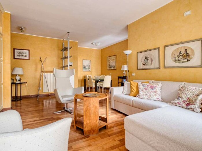 Appartamento trilocale in affitto in Via Scaldasole, Ticinese, Milano