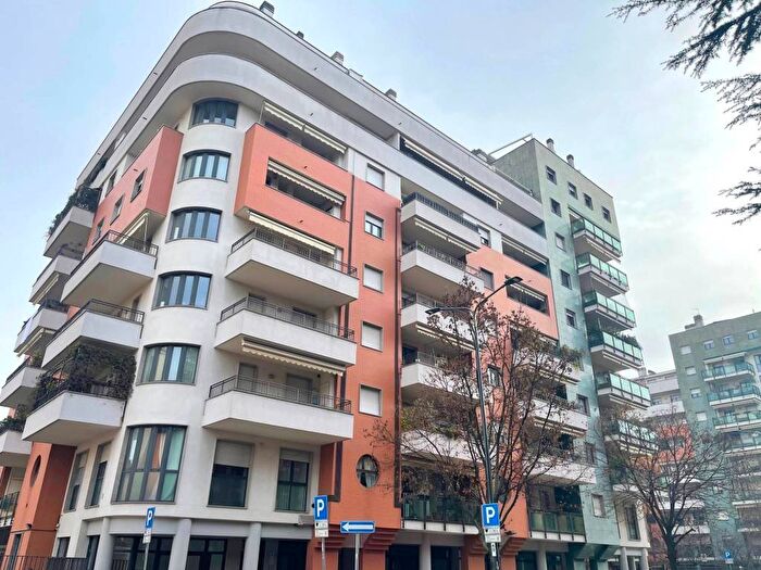 Appartamento trilocale in affitto in Via Legnone, Dergano, Milano