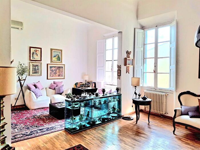 Appartamento con 6 locali in vendita in Firenze