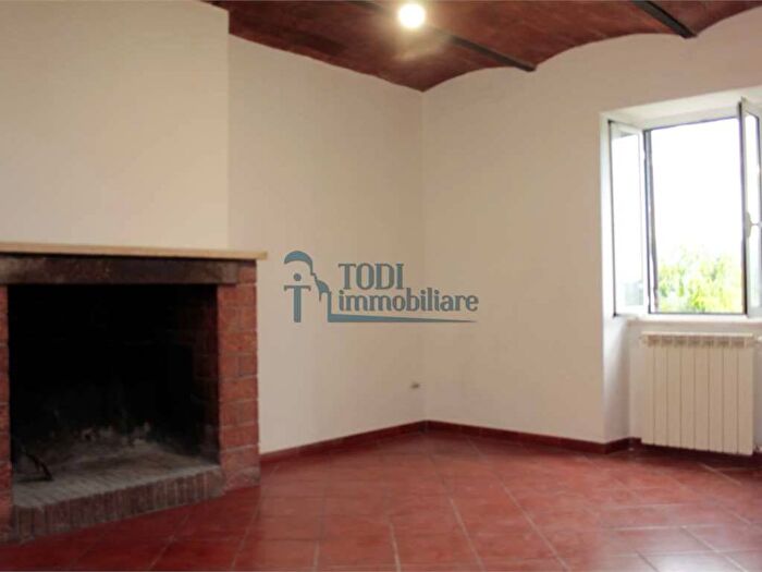 Casa quadrilocale in affitto in Via Castello, Centro, Todi