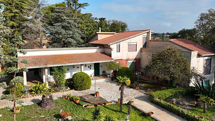 Casa con 6 locali in vendita in Via Salvatore Carnevale N, Caltagirone