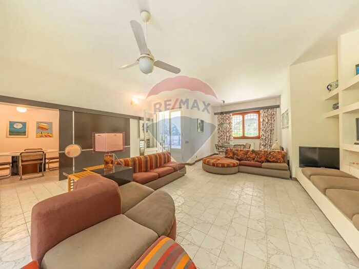 Casa con 16 locali in vendita in Via Maiori, Fiumicino