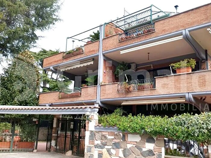 Appartamento con 10 locali in vendita in Via del Triopio, Roma