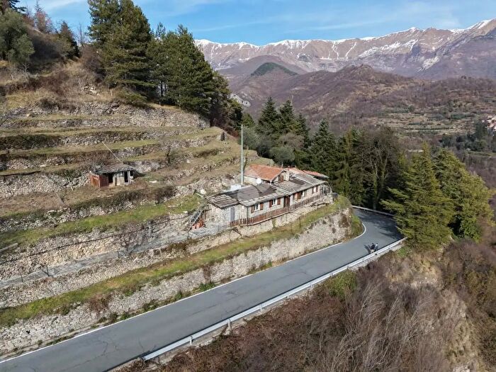 Casa quadrilocale in vendita in Via Provinciale, Triora