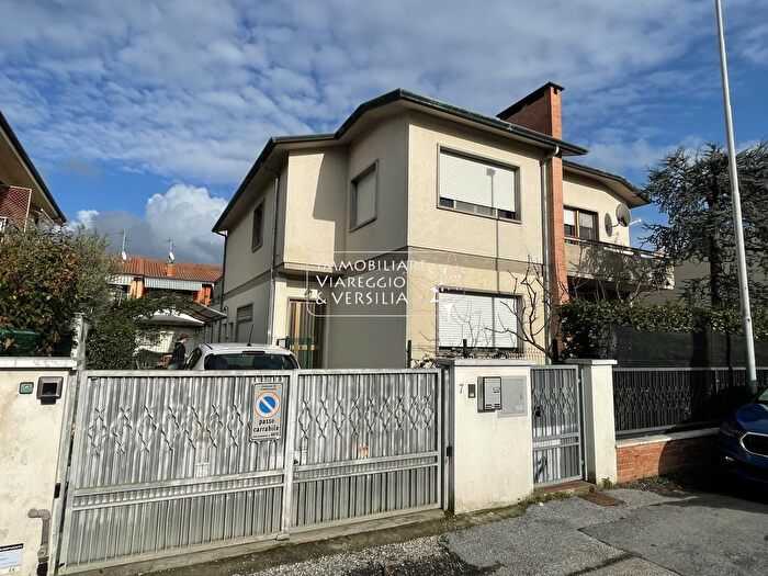 Casa con 10 locali in vendita in Via della Portichina, Viareggio