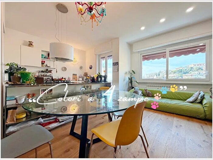 Appartamento con 7 locali in vendita in Via Capraia, Genova