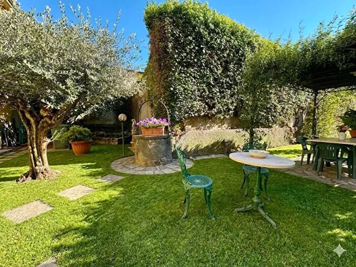 Appartamento con 8 locali in vendita in Via Nazionale, Lucca