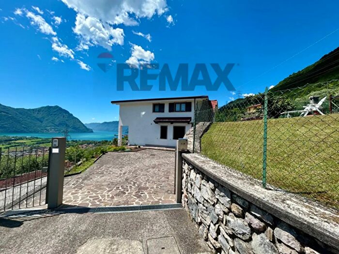 Appartamento trilocale in vendita in Costa Volpino