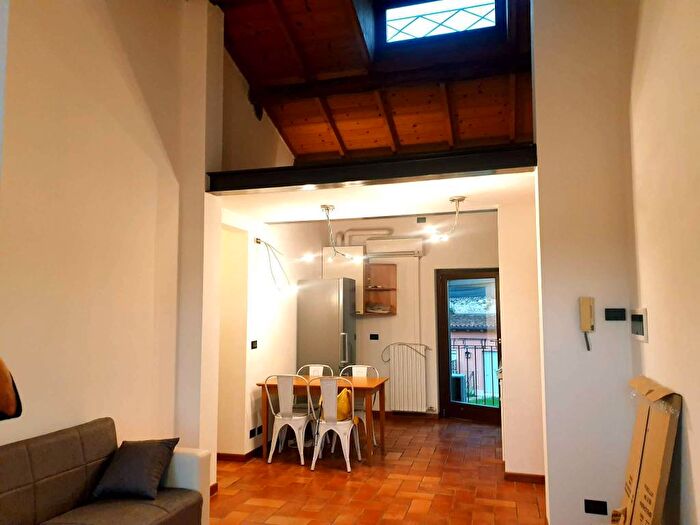Appartamento trilocale in affitto in vicolo Borgo Tascherio, Veronetta, Verona
