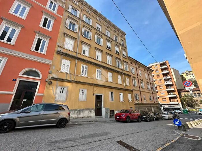 Appartamento trilocale in vendita in Via dei Bonomo, Trieste