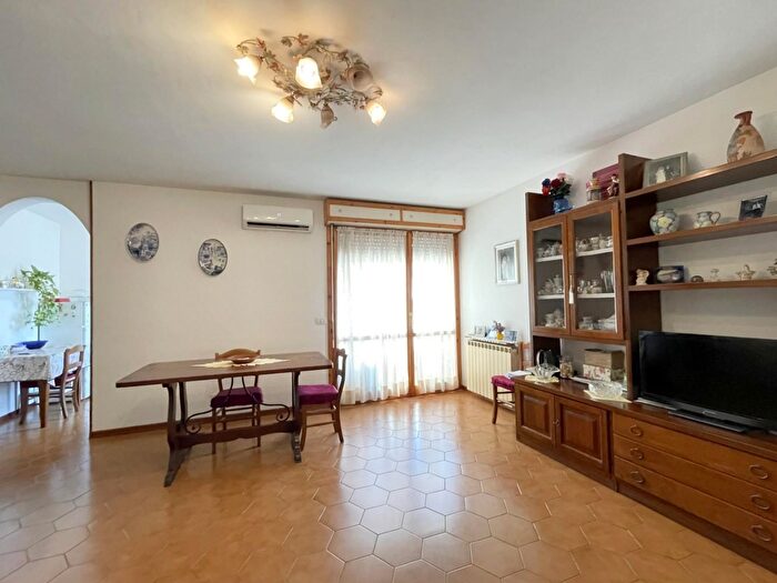 Appartamento con 5 locali in vendita in Camaiore