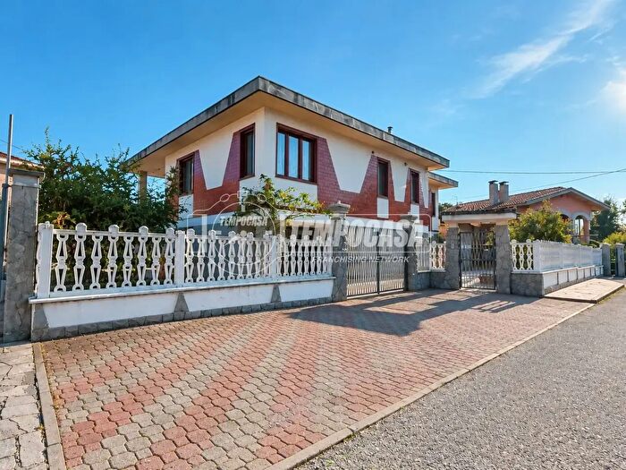 Casa con 8 locali in vendita in Via Renato Martorelli, Robassomero