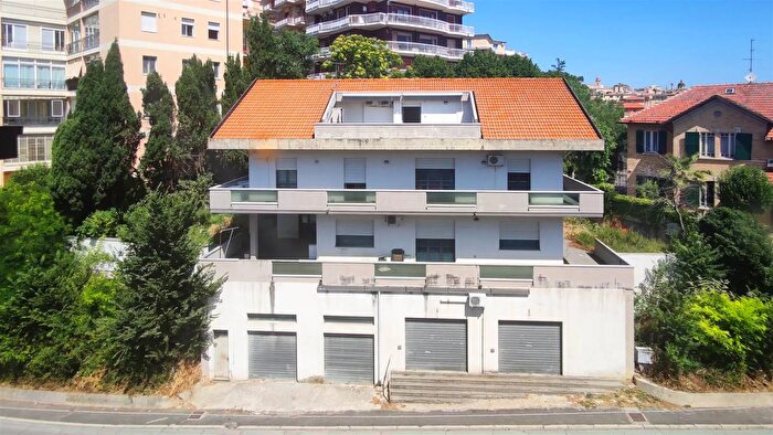 Casa con 11 locali in vendita in Viale Europa Chieti, Chieti