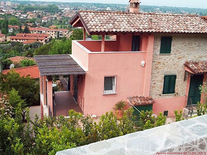Casa con 8 locali in vendita in Seravezza
