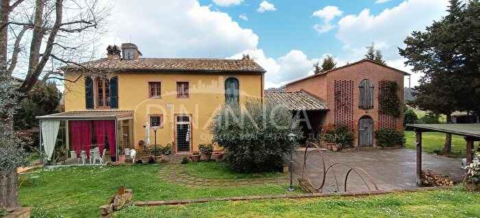 Casa con 9 locali in vendita in Montaione