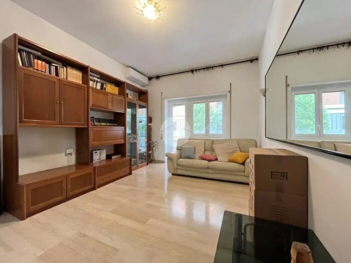 Appartamento trilocale in vendita in Via Todi, Roma