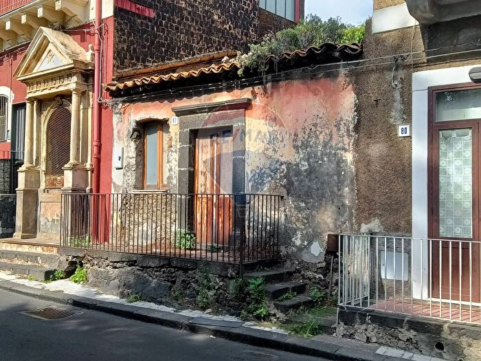 Casa bilocale in vendita in Via Roma, Mascalucia