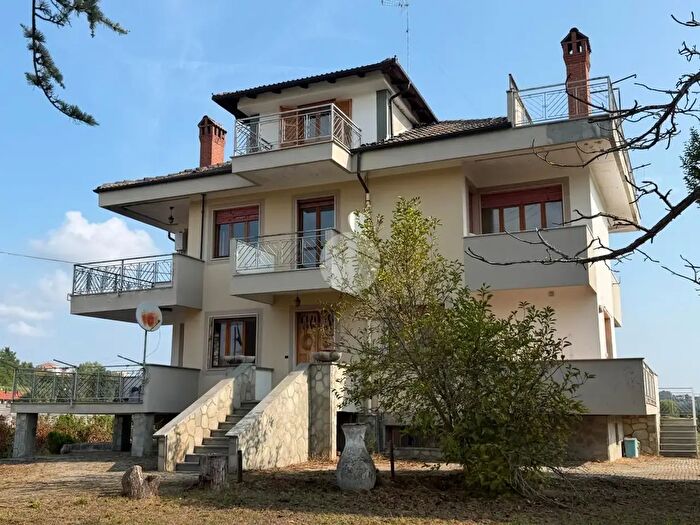 Casa con 8 locali in vendita in Viale Cav di Vittorio Veneto, Cantarana