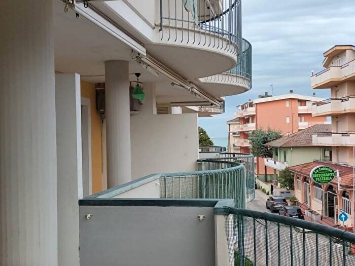 Appartamento trilocale in affitto in Via Malta, Lungomare Marconi, Alba Adriatica