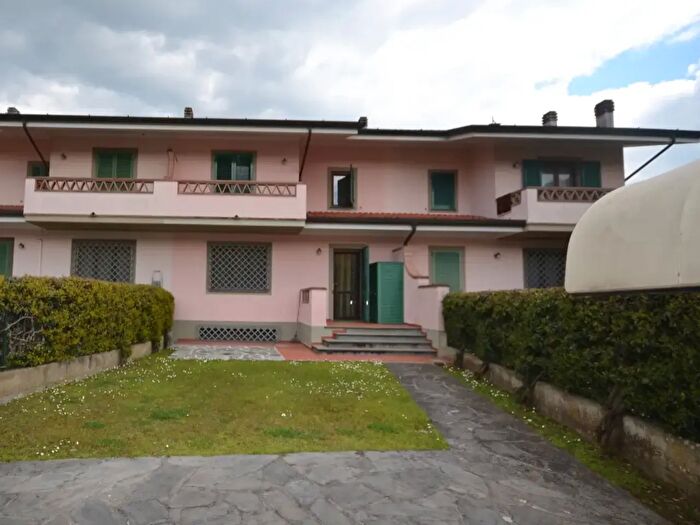 Casa con 8 locali in vendita in Pietrasanta