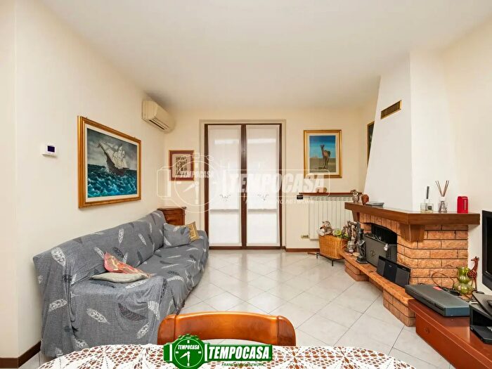 Appartamento trilocale in vendita in Via Monte Grappa, Masate