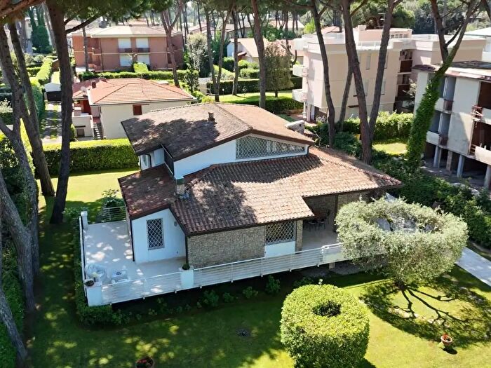 Casa con 12 locali in vendita in Camaiore