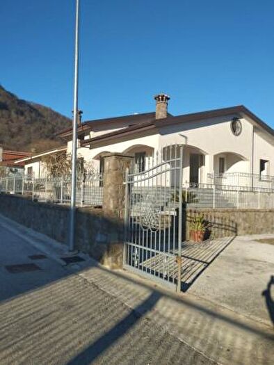 Casa quadrilocale in vendita in Via San Pietro della Scalambrice, Roccamonfina