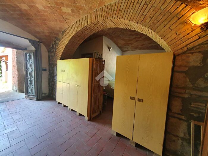 Casa con 10 locali in vendita in Via Cassia, Bolsena