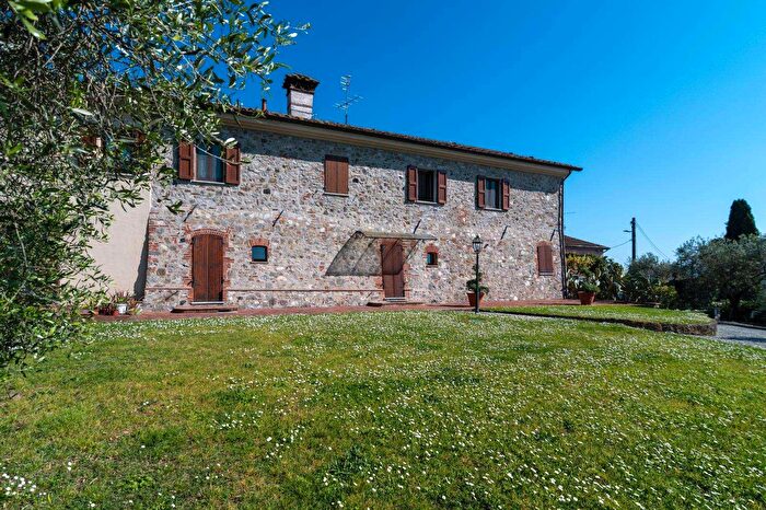 Casa con 10 locali in vendita in Sarzana