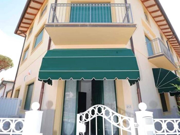 Appartamento trilocale in affitto in Via Giosuè Carducci, Pietrasanta