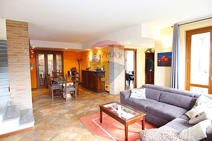 Casa quadrilocale in vendita in Viale Borri, Varese