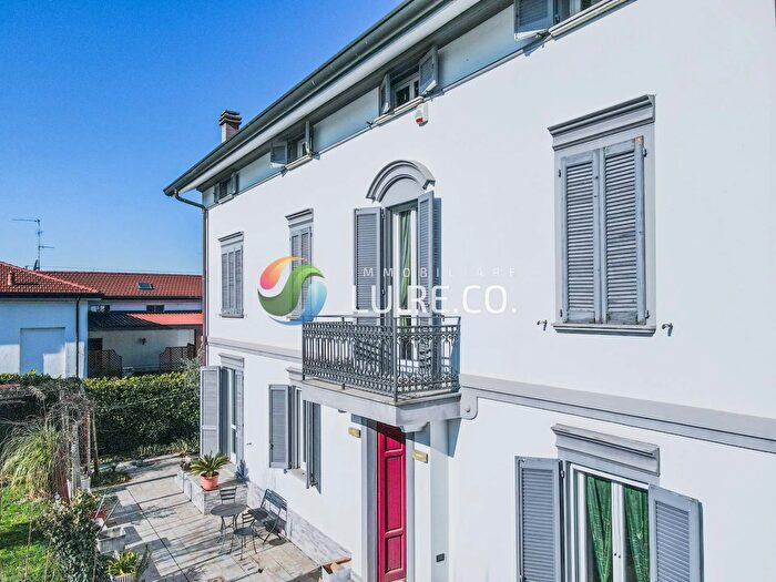 Casa con 7 locali in vendita in Via Vittorio Veneto, Inverigo