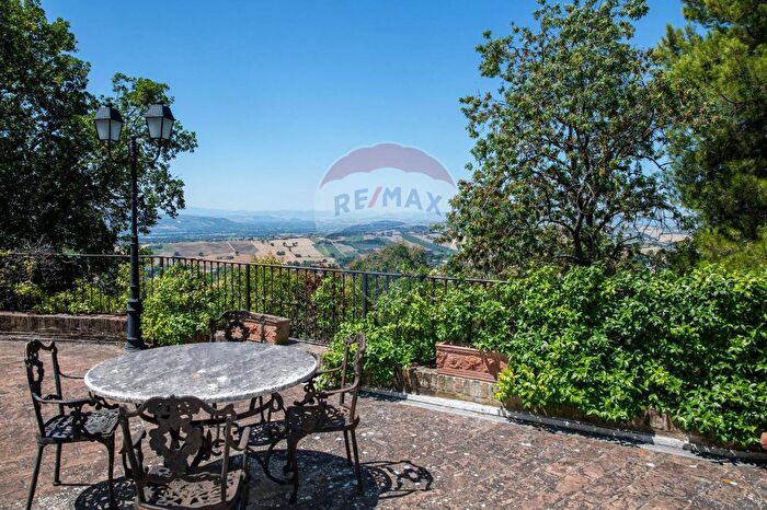 Casa con 5 locali in vendita in Recanati