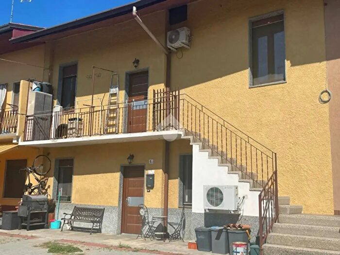 Appartamento trilocale in vendita in Via Fiori, Cardano Al Campo