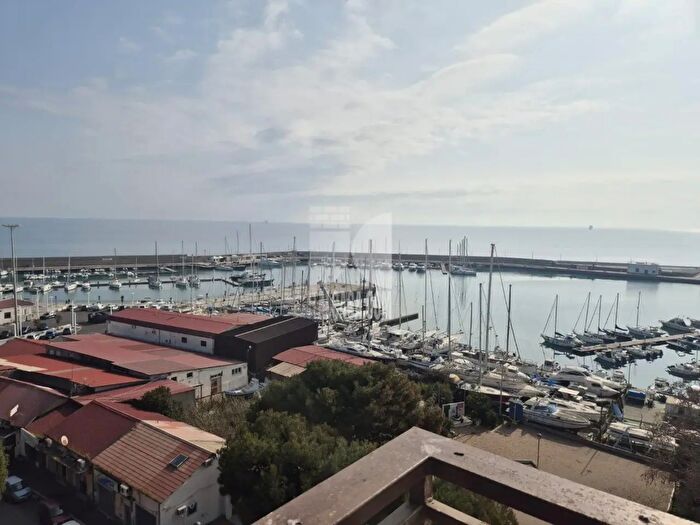 Appartamento con 6 locali in vendita in Via Cristoforo Colombo, Crotone