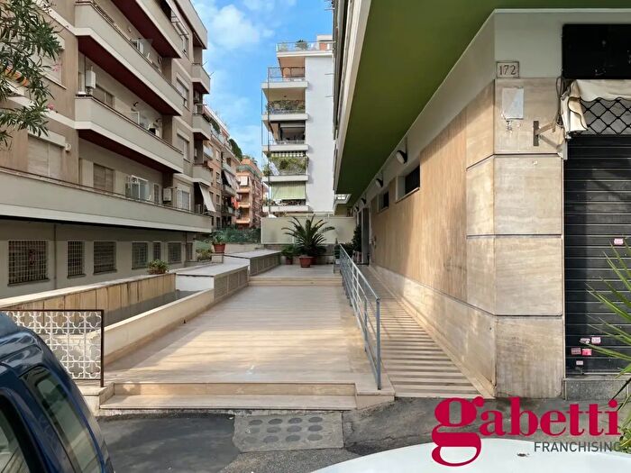 Appartamento trilocale in vendita in Via Attilio Friggeri, Roma
