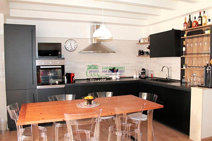 Casa con 6 locali in vendita in Via Solferino, Pozzallo