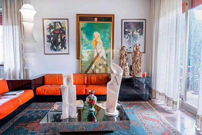 Appartamento con 5 locali in vendita in Via Giovanni Pascoli, Lucca