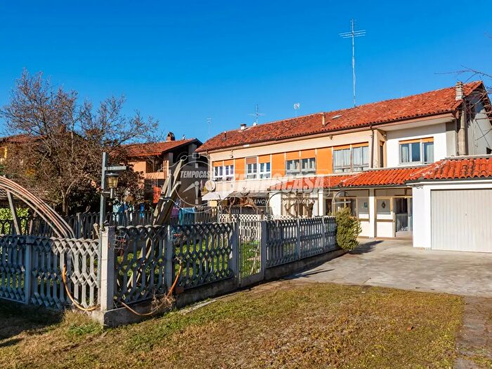 Casa con 7 locali in vendita in Via Roma Bis, Salmour