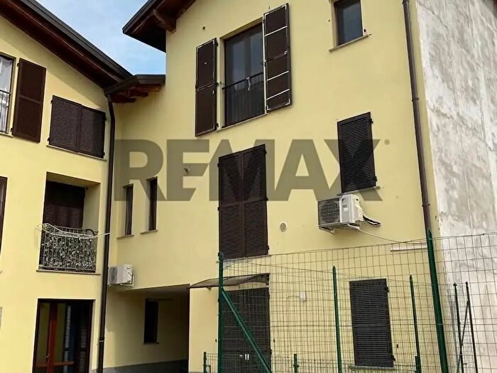 Casa bilocale in vendita in Via Enrico Tazzoli, Carugo