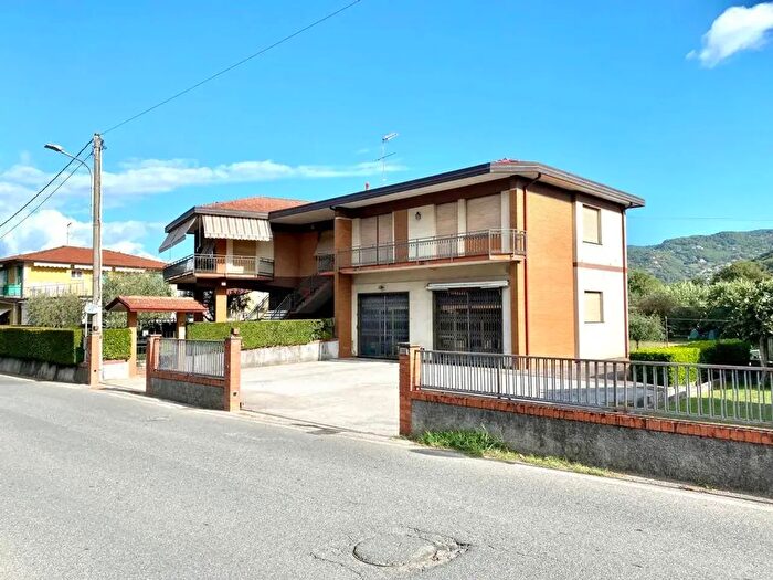 Casa con 13 locali in vendita in Sarzana