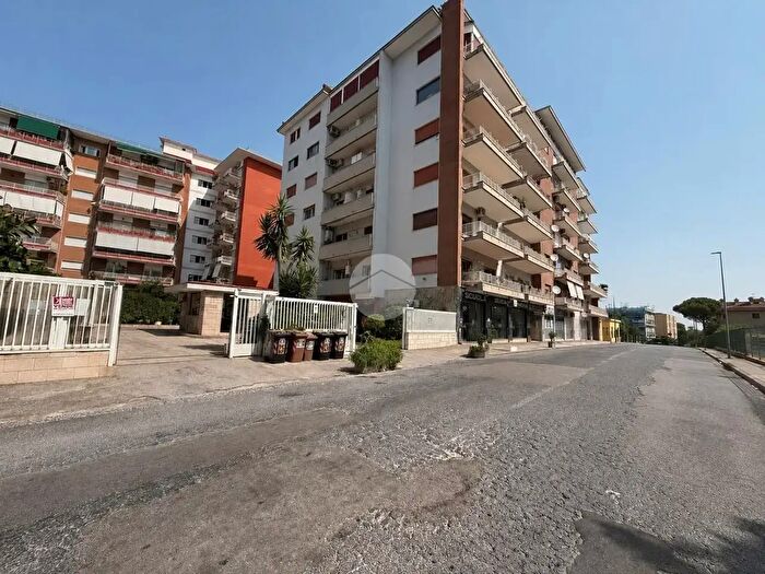 Appartamento con 6 locali in vendita in Via Alessandro Manzoni, Napoli