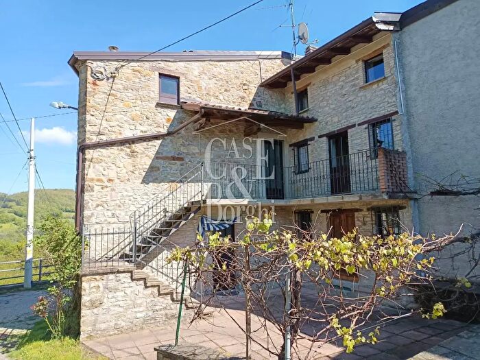 Casa con 6 locali in vendita in Frazione Costaiola, Romagnese