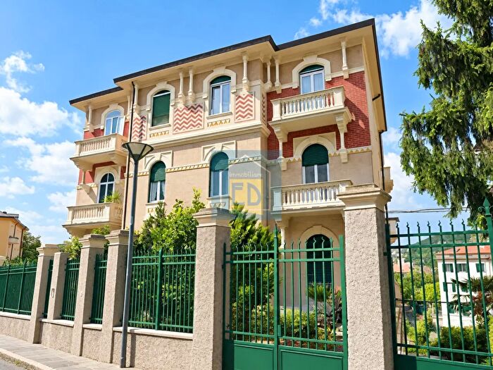 Appartamento con 9 locali in vendita in Via Beato Formica, Savona