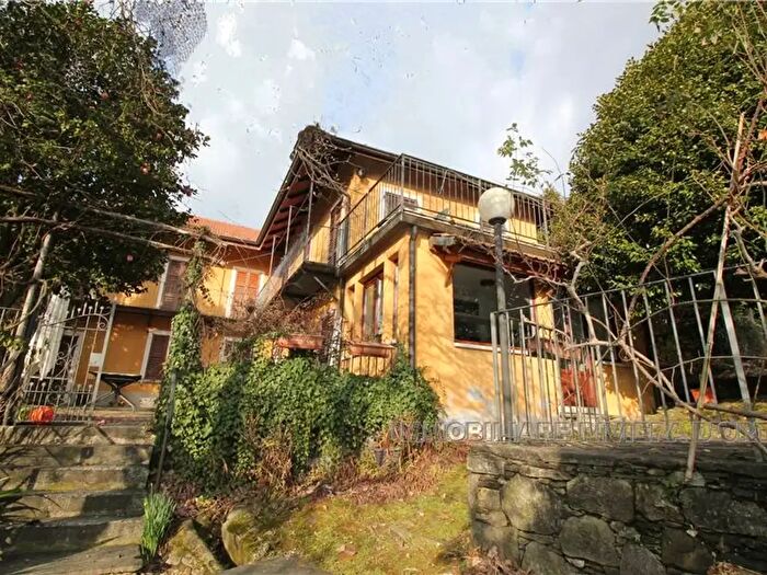 Casa con 7 locali in affitto in Pettenasco