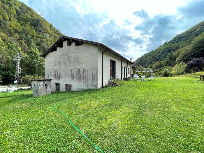 Casa con 6 locali in vendita in Vobarno