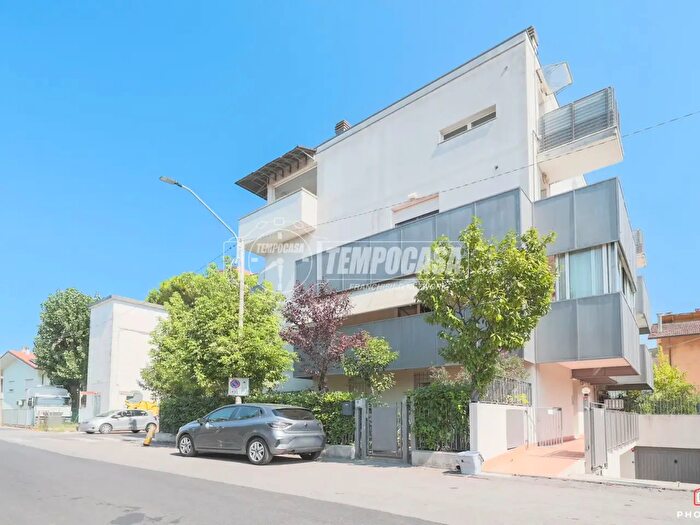 Casa con 5 locali in vendita in Viale Bergamini, Riccione