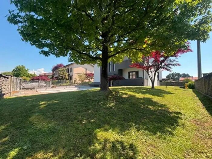 Casa con 6 locali in vendita in Bernareggio